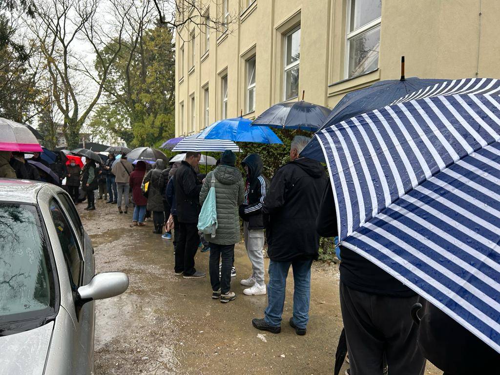 Zbog testiranja na hripavac stotine ljudi i do dva sata stajali na kiši i hladnoći: Ovo je užas!