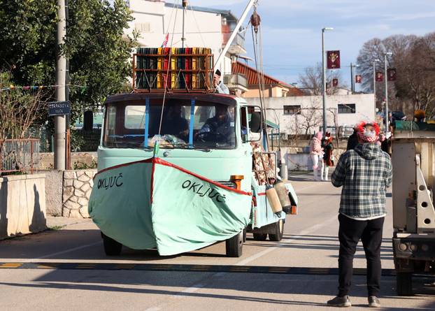 Jezera: Maškarana povorka prodefilirala je Jezerima