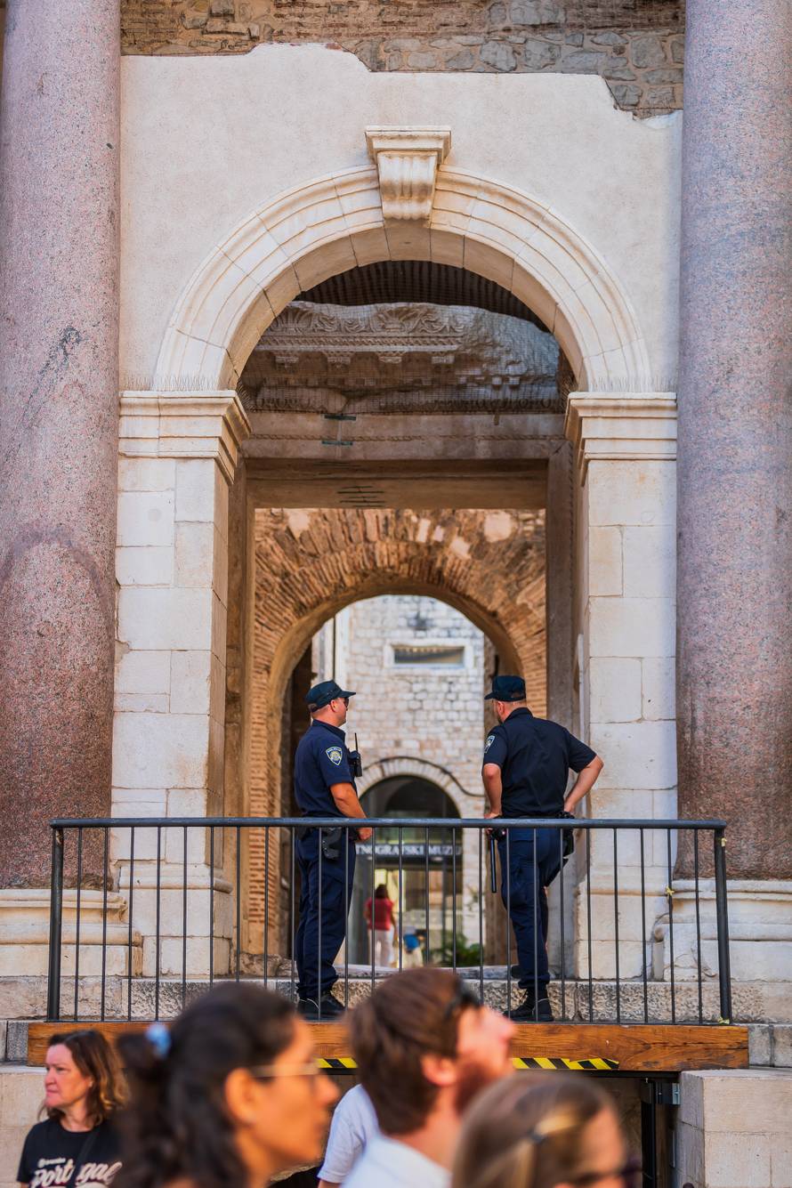 Split: Molitva krunice na Splitskom Peristilu