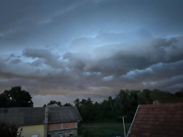 FOTO Crni oblaci zamračili nebo nad Zagrebom: 'Snažan vjetar mi je sve razbacao na balkonu'