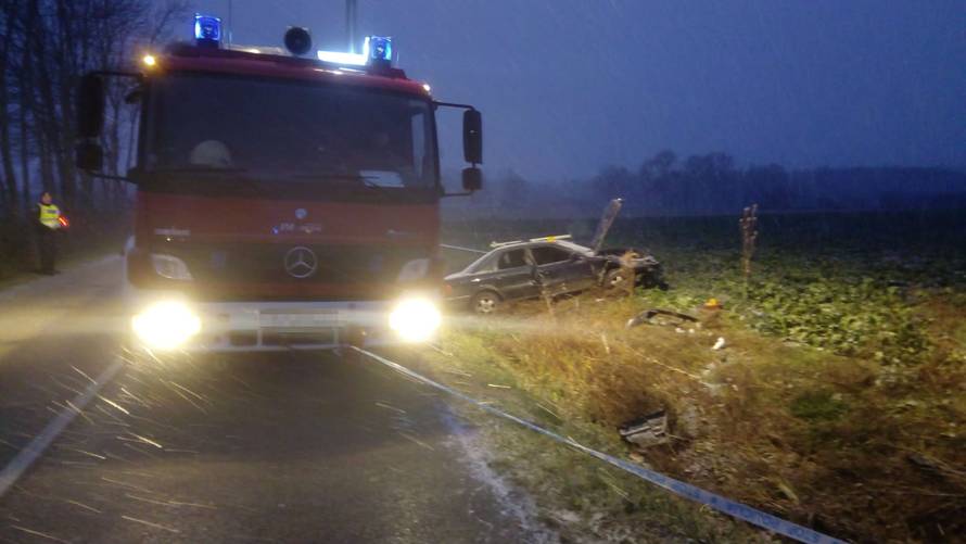 Stravične slike nesreće: Editu i mladića su izvlačili vatrogasci