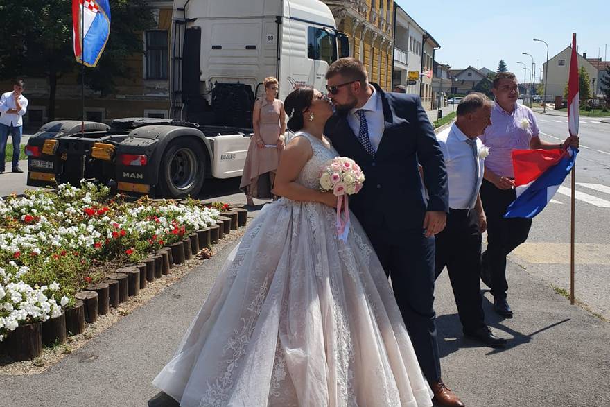 Punim gasom u brak: Dragu odveo u kamionu pred oltar