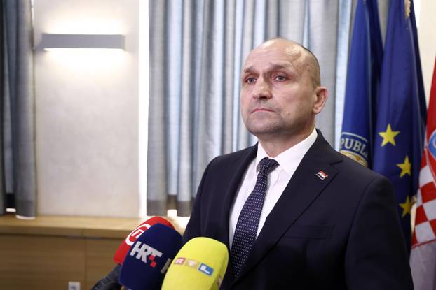 Zagreb: Ministar Anušić uručio ugovore vrhunskim sportašima i pričuvnicima Hrvatske vojske