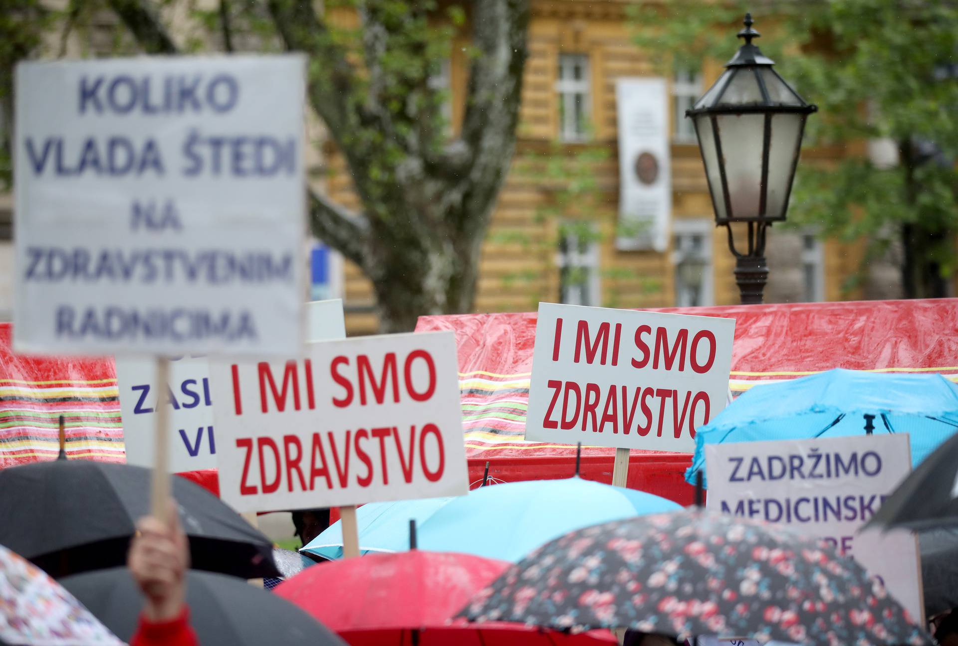 Zagreb: Prosvjed medicinskih sestara, tehničara i nemedicinskog osoblja na Zrinjevcu