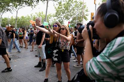 FOTO Bizarne scene u Barceloni: Turisti piju kavu, prosvjednici ih špricaju. Sve je puno policije...