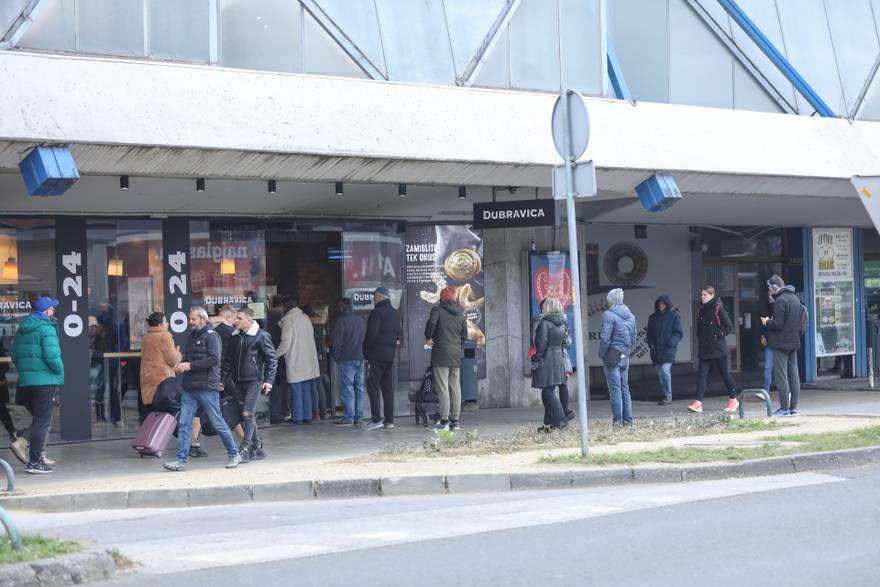 Zagreb: Gužve na autobusnom kolodvoru ispred rijetko otvorenih dućana i pekarnica u gradu