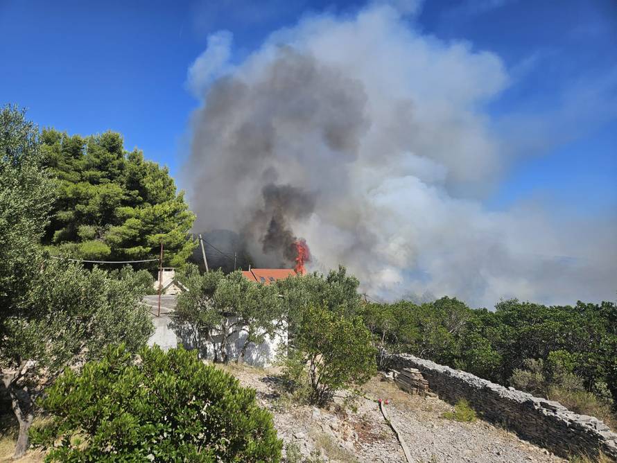 Dramatične snimke borbe s požarom na Šolti: 'Obranili su kuće iz zraka, nevjerojatno je!'