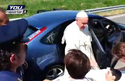 Papa Franjo stao je kraj ceste kako bi blagoslovio vjernike