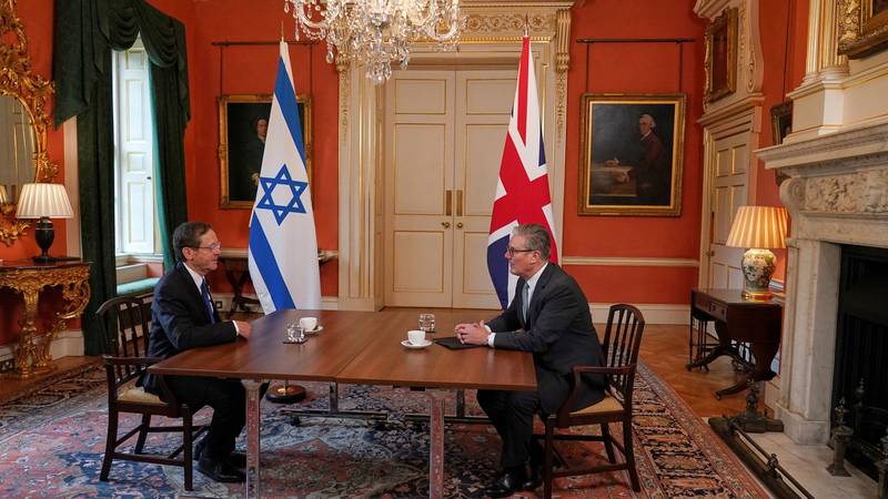 Izraelski napadi na Jemen zahtevali več deset žrtev, britanski premier pa gostil izraelskega predsednika