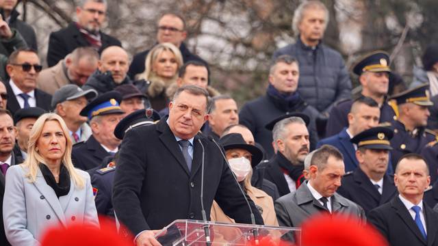 Dodik 'oteo mikrofon' i pjevao 'Pukni zoro' na paradi u Banjoj Luci na Dan Republike Srpske