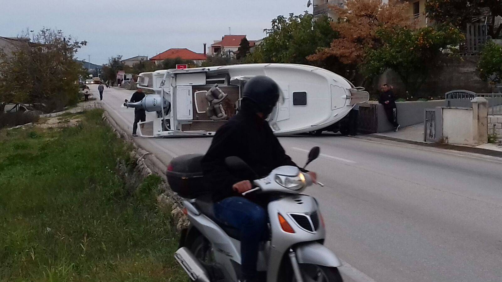 Trogir: Nasred ceste 'nasukao' se brod i blokirao sva promet