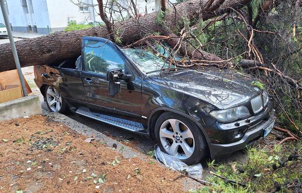 FOTO Split kao nakon tornada! Ovo je prognoza za danas: Za tri regije upalili alarm zbog oluje