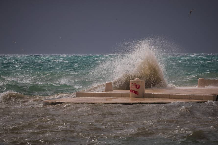 Split: Orkansko jugo potopilo rivu te stvaralo probleme u pomorskom prijevozu