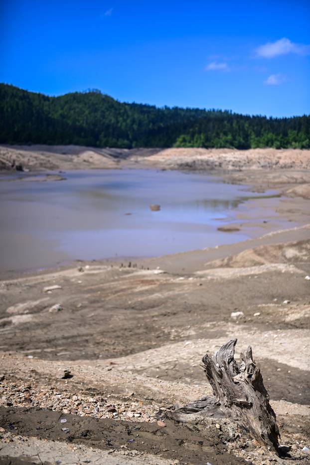 Nakon 22 godine isušeno Lokvarsko jezero, dno skriva ostatke potopljenog naselja