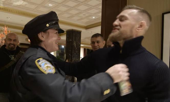 Suze dame sa značkom: Conor rasplakao njujoršku policajku...