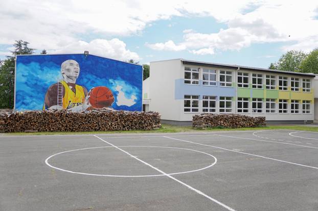 Bosanska Gradiška: Divovski mural Kobea Bryanta uz košarkaško igralište osnovne škole