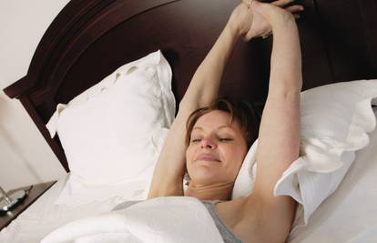 Za bolje spavanje treba složiti jastuk pod noge i istegnuti se