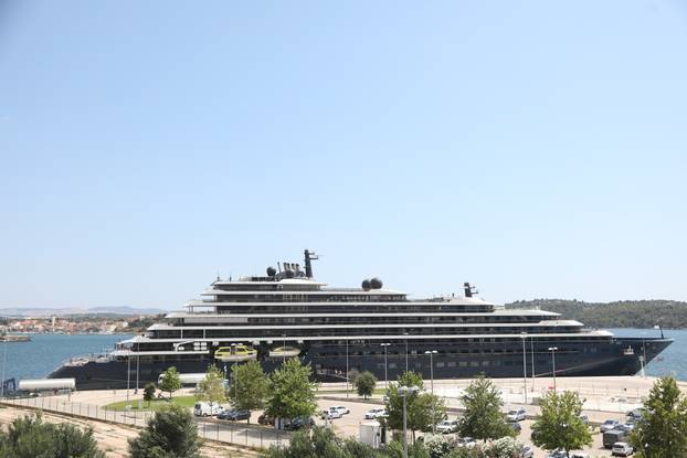 Šibenik: U šibensku luku uplovila je jahta Ritz-Carlton Evrima koja je službeni partner Mercedes AMG Petronas Formula 1 timu