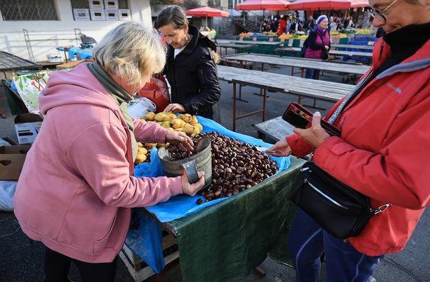 Zagreb: Na Dolac stigli prvi ovogodišnji kesteni, cijene su od 5 do 7 eura