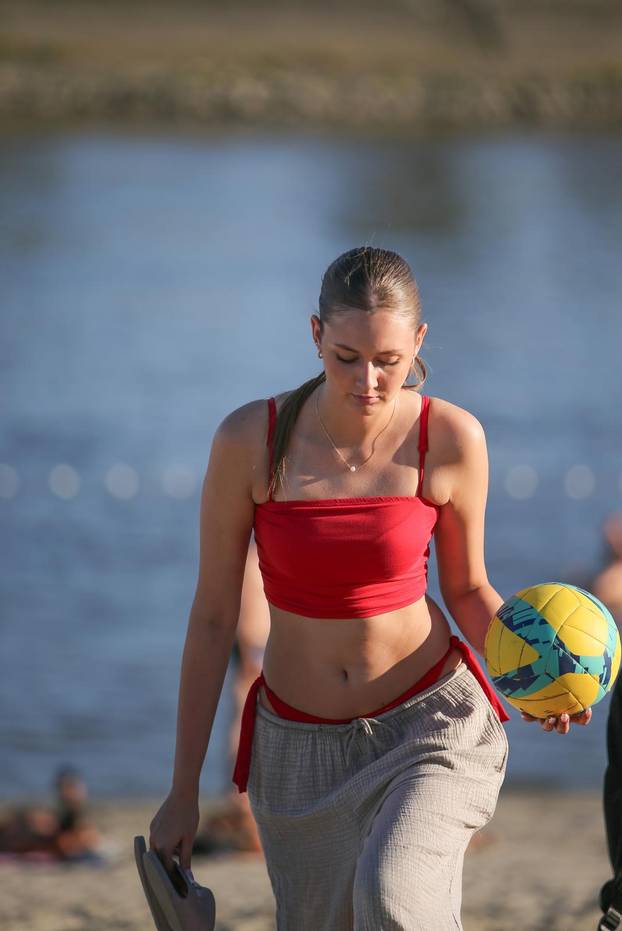 Osijek: Osječani pronašli osvježenje kupanjem na Dravi