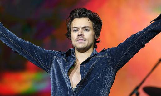 Pjevač Harry Styles drastično je promijenio izgled, a fanovi u šoku: 'Ne stoji ti to, jesi u krizi?'