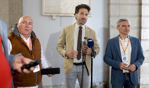 'Želimo istinu i čiste papire, Komadina okreće pilu naopako'