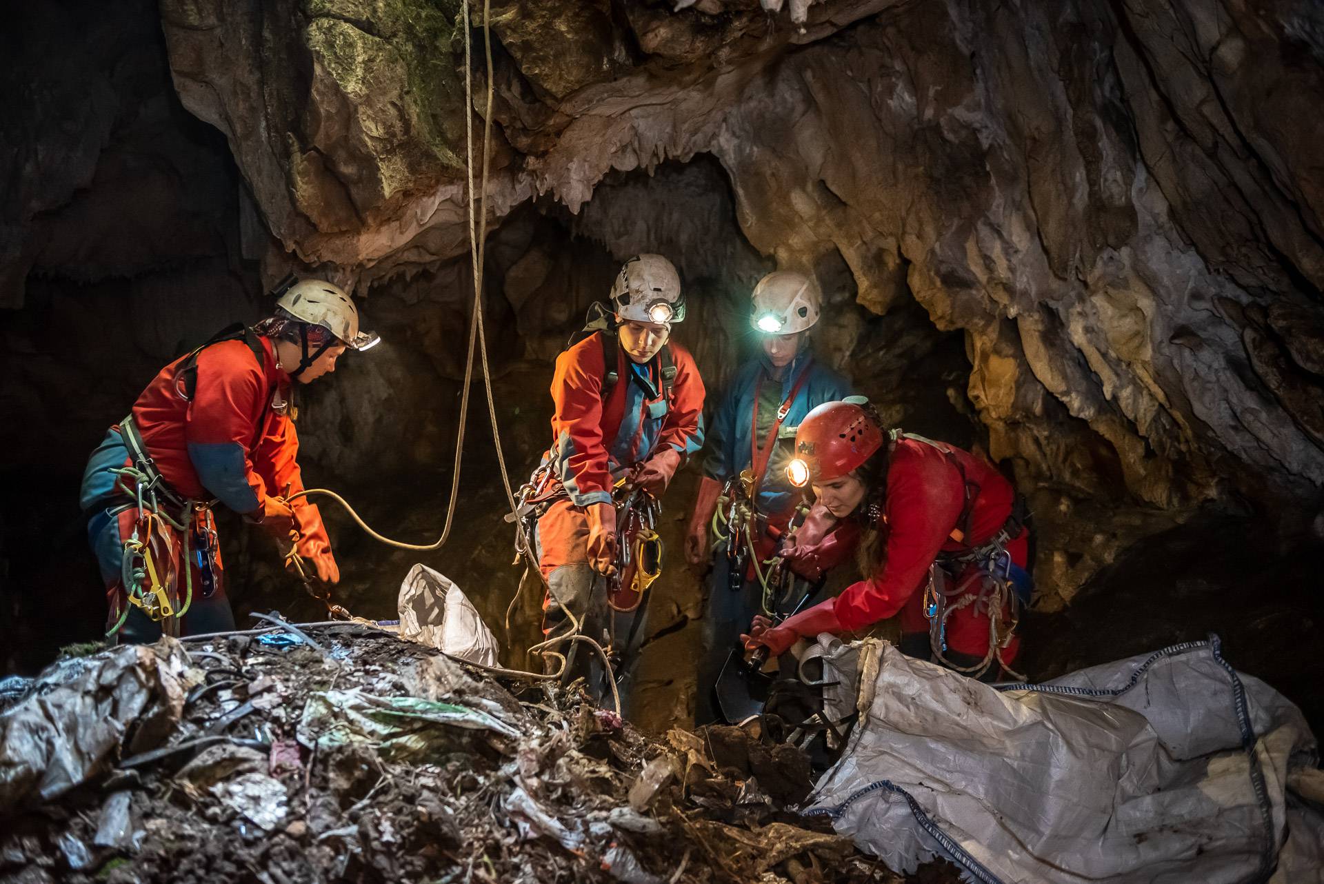 Speleolozi iz šest  jama i špilja diljem Hrvatske izvukli su čak 25 kubika kućanskog otpada