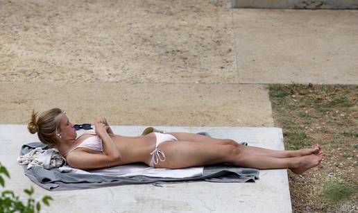 FOTO Pla&zcaron;e diljem Hrvatske ve&cacute; od jutra su pune: Osvje&zcaron;enje od vru&cacute;ine brojni potra&zcaron;ili u moru