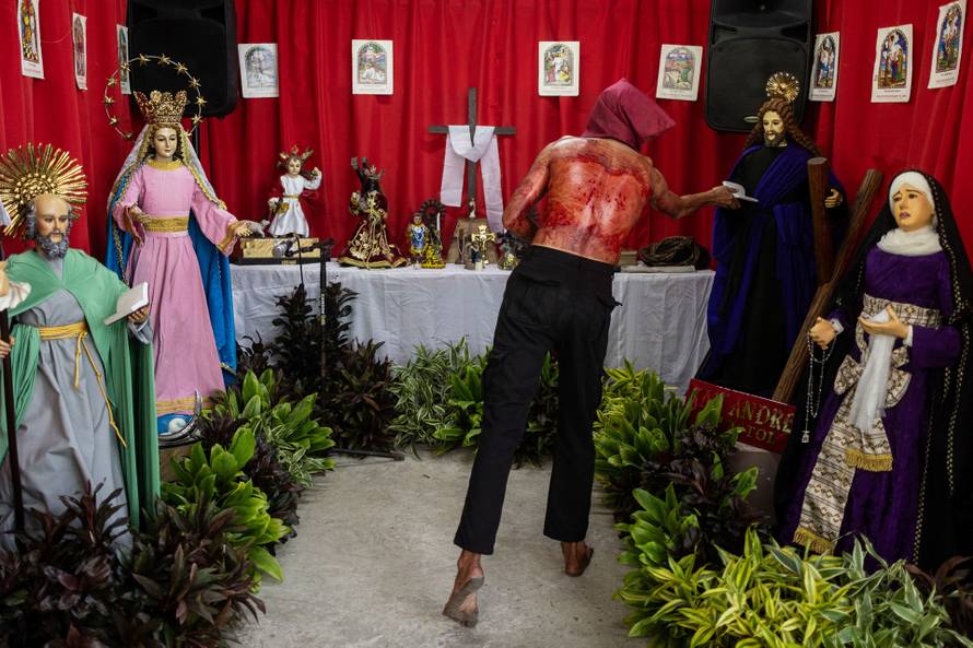 Filipino Catholics perform self-flagellation for Lent