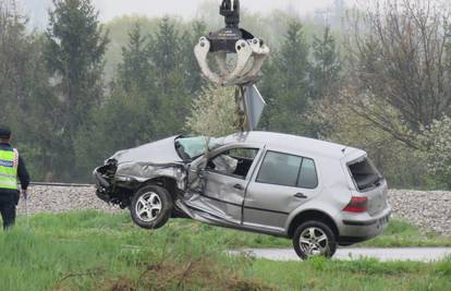 Vlak naletio na auto u Požegi: Dvojica muškaraca ozlijeđena