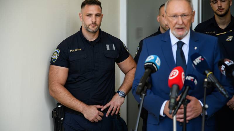 Hrvatice su poludjele za ovim policajcem! Bio je iza Božinovića na presici: 'Gdje on kažnjava?'