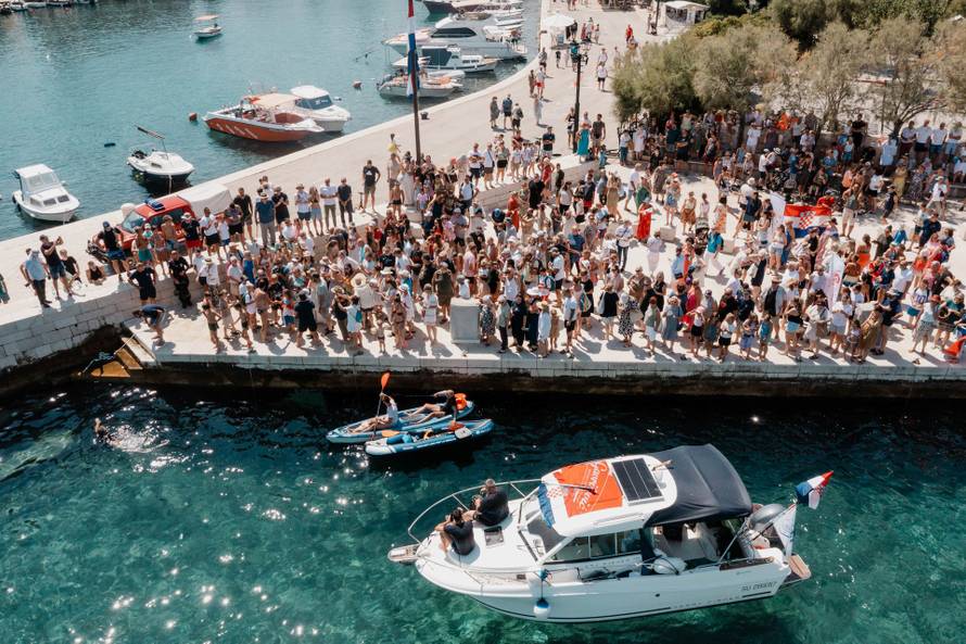 VIDEO Senzacionalni Stjepan Lukšić preplivao je 100 km oko Brača! 'Umoran, ali puna srca'