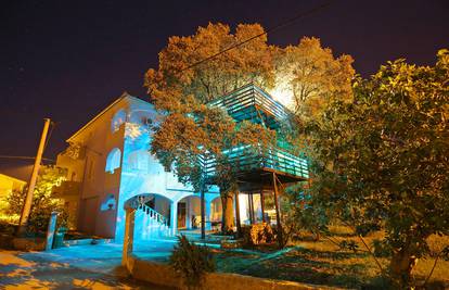 Atrakcija u Bibinjama: Svi žele u prekrasnu kućicu na drvetu
