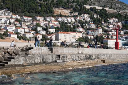 FOTO Sunčano vrijeme je u Dubrovniku izmamilo građane van, a najhrabriji se i kupaju