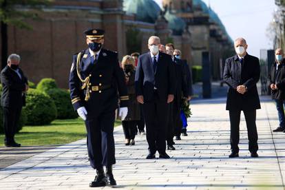 I Božinović i Milanović i Grbin  položili vijence kod Grobnice narodnih heroja na Mirogoju