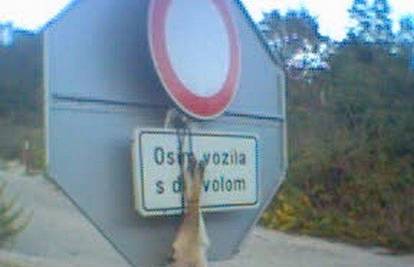 Na Krku objesili mrtvu lisicu na prometni znak 