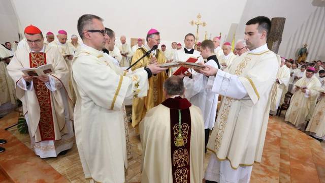Zaređen novi vojni biskup Jure Bogdan: Na misi bio šef SOA-e