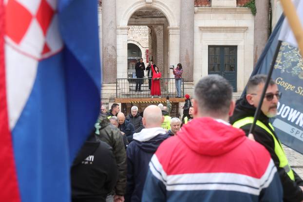 Split: Ana Fridrih Lekić među moliteljima na Peristilu izvela svoj performans