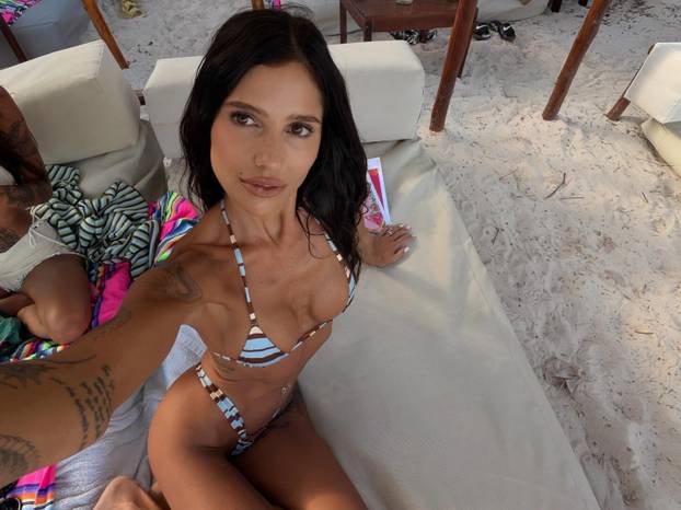 FOTO Gola mladenka: Ovo je 'vjenčanica' zbog koje su svi 'zinuli', a internet eksplodirao