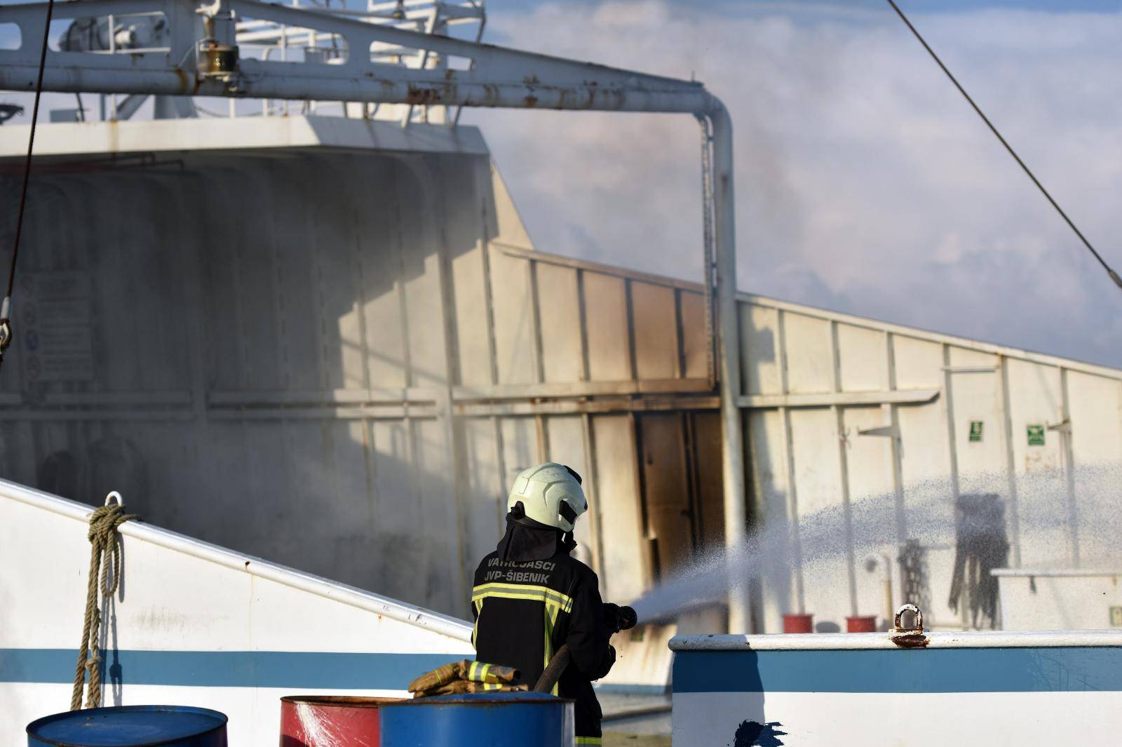 Šibenik: Vatrogasci i nakon 24 sata pokušavaju ugasiti požar koji je izbio na brodu