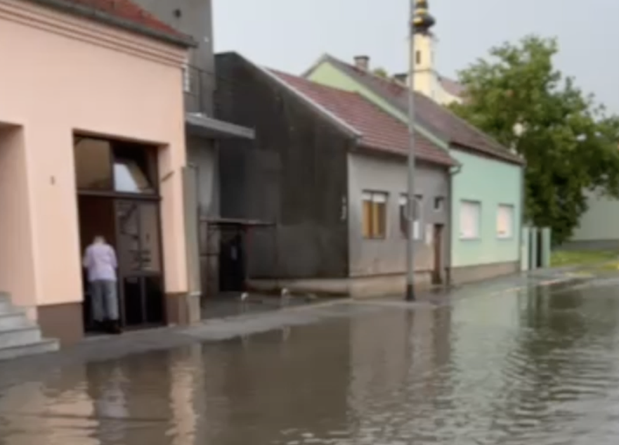 VIDEO Kaotični prizori poplava u Vukovaru: 'Grad je pod vodom'