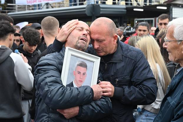 Bolni prizori iz Gradskog parka u Kočanima, građani prosvjedom odaju počast poginulima