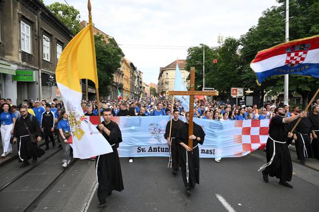 Zagreb: Povorka Antunovskog hoda na putu prema bazilici svetog Antuna Padovanskog