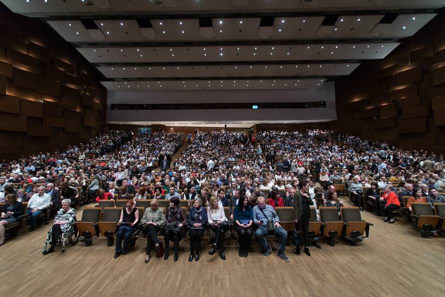 Publika nije prestajala pljeskati klapama Iskon, Šufit i Cambi