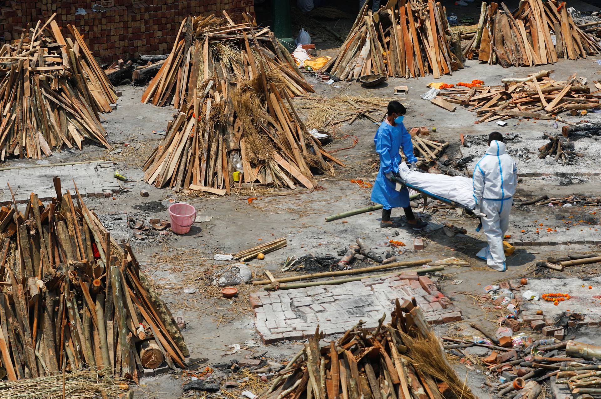 Mass cremation of those who died from COVID-19, at a crematorium in New Delhi