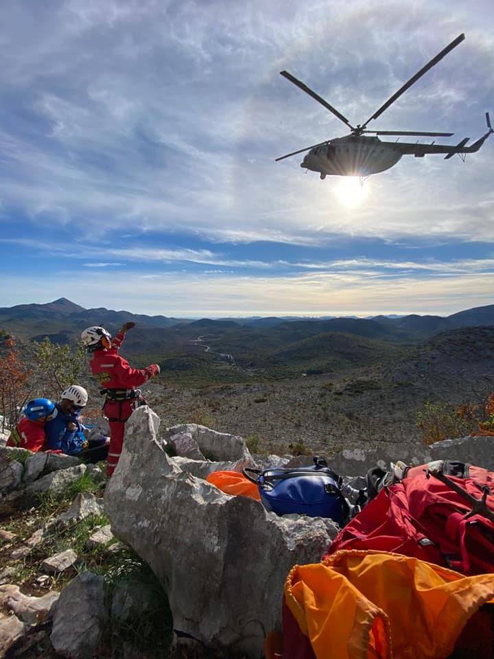 HGSS spašavao teško ozlijeđenu ženu. Zbog nepristupačnosti terena digli su i helikopter