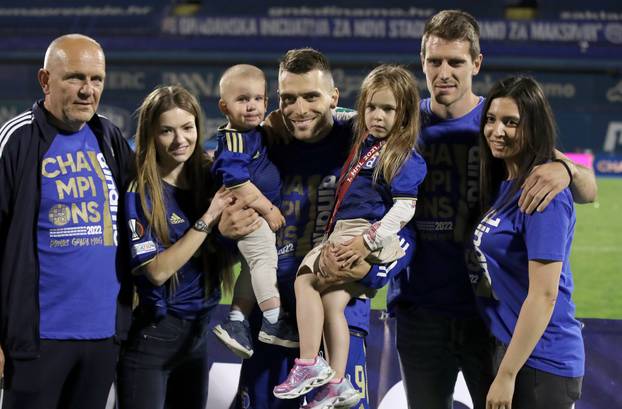 Nogometaši Dinama ponosno pozirali sa svojim obiteljima