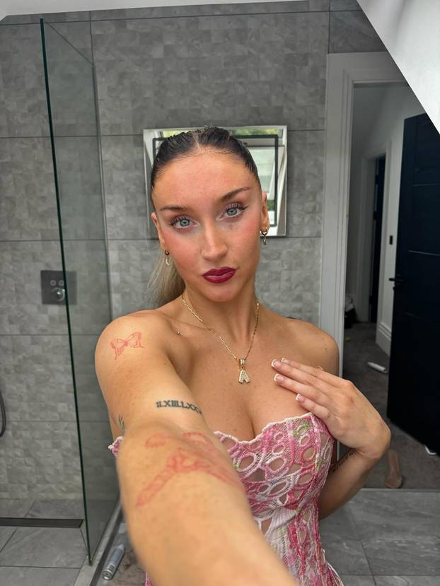 FOTO Bujna kći legende Uniteda provocira oskudnim izdanjima