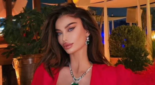 FOTO Starleta Soraja pokazala nikad veći dekolte: Grudnjak je bio višak