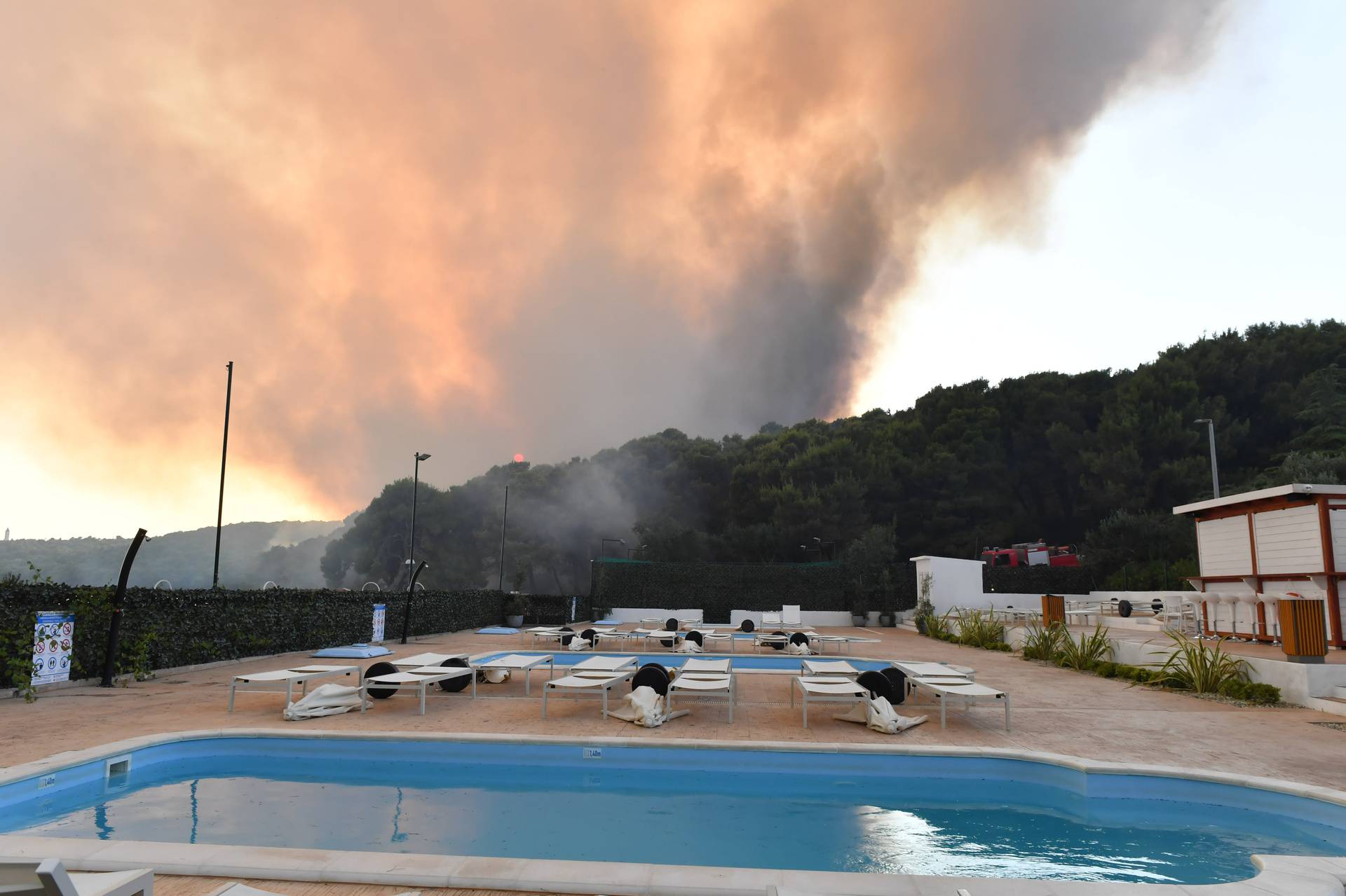 U blizini Trogira izbio požar, u gašenju pomažu i tri protupožarna aviona